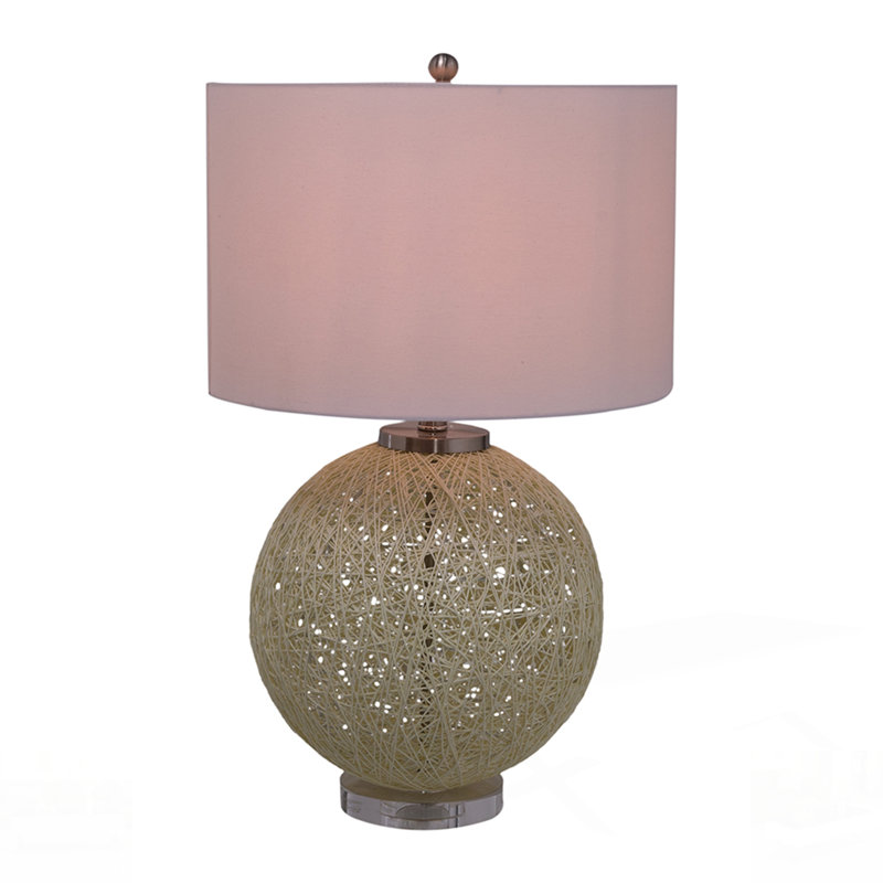 Lampe de table avec abat-jour en papier beige, parfaite pour un éclairage ambiant doux et un décor moderne.