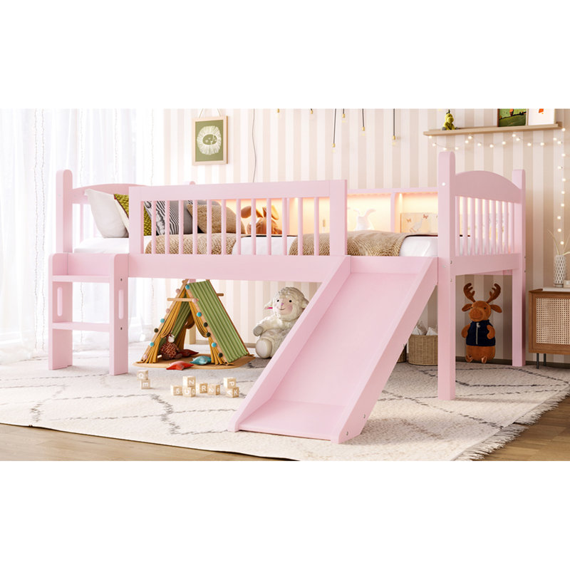 Lit mezzanine simple en bois massif rose avec rangement et décoration