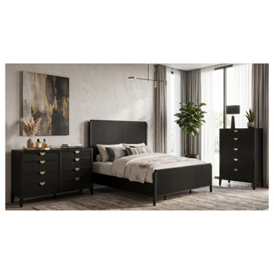 Ensemble de chambre à coucher 3 pièces Fernhollow Eastern King noir avec tête de lit cannelée, commode et chiffonnier