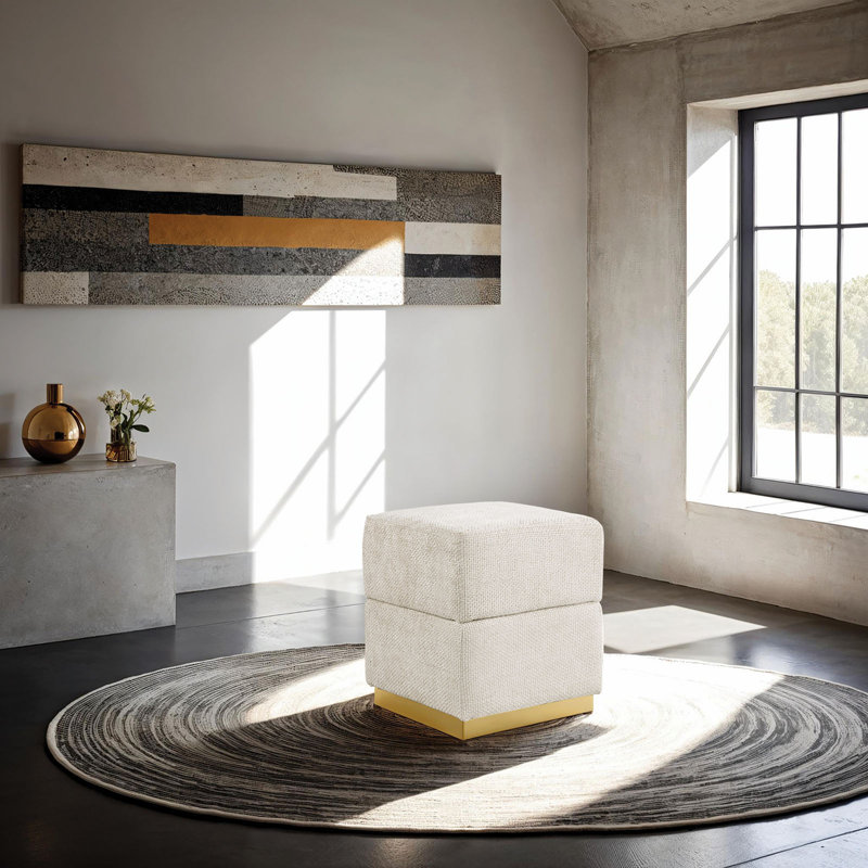 Tabouret cubique rembourré en chenille beige avec base plaquée or pour les salons modernes