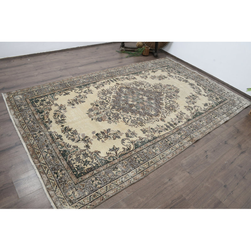 Tapis classique en laine beige à motif floral 66,9 x 107,5 po