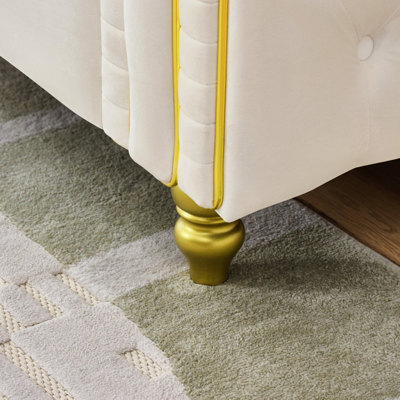 Velours 2 places 63 po beige avec accoudoirs roulés à boutons et pieds dorés, pour le salon, impact visuel doux au toucher dans l'espace