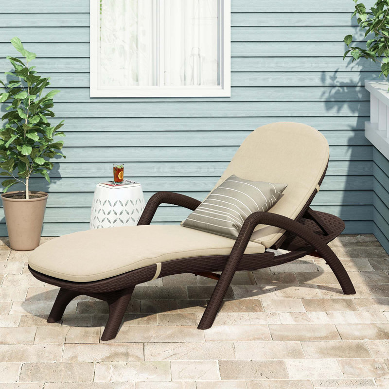 Chaise longue d'extérieur avec coussin