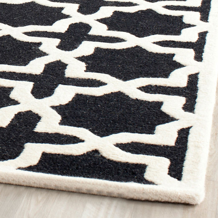 Tapis noir / ivoire en laine touffeté à la main à motif géométrique d'Igna, Tapis de couloir 2 pi 6 po x 10 pi