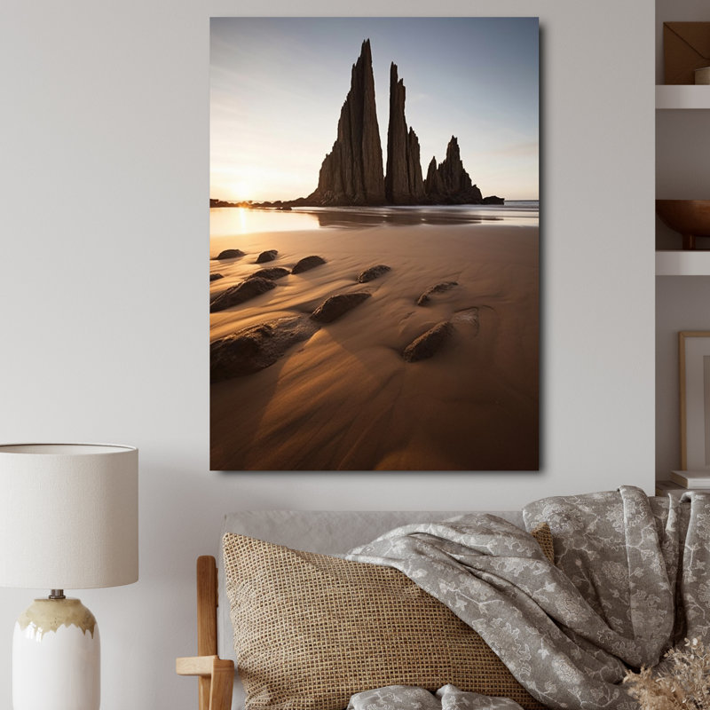«Tall Rocks Sculpted By The Time Sunset Beach I», reproduction d'art sur toile, H 40 po x l 30 po x P 1,5 po, Toile tendue