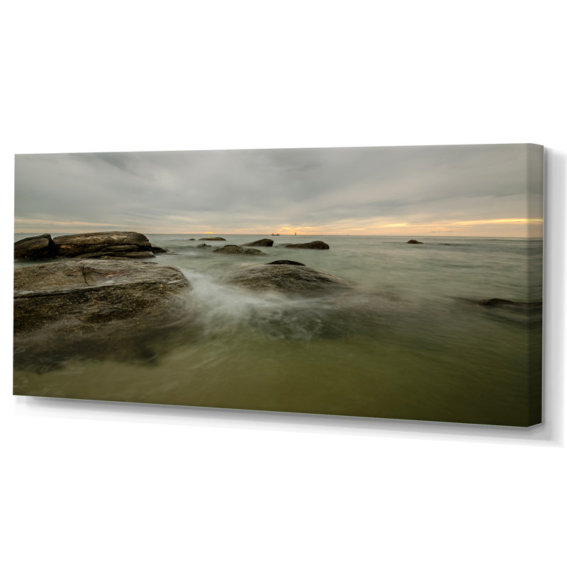 Pierre et paysage de plage - photographie sur toile, H 12 po x l 20 po x P 1 po, Toile tendue
