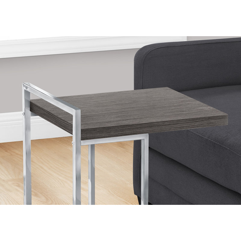 Une base en métal chromé robuste se dresse au-dessus du plateau de table pour former une poignée qui peut être utilisée pour transporter cette table légère au besoin dans un salon ou une chambre à coucher, ou dans toute pièce nécessitant une petite table d'appoint