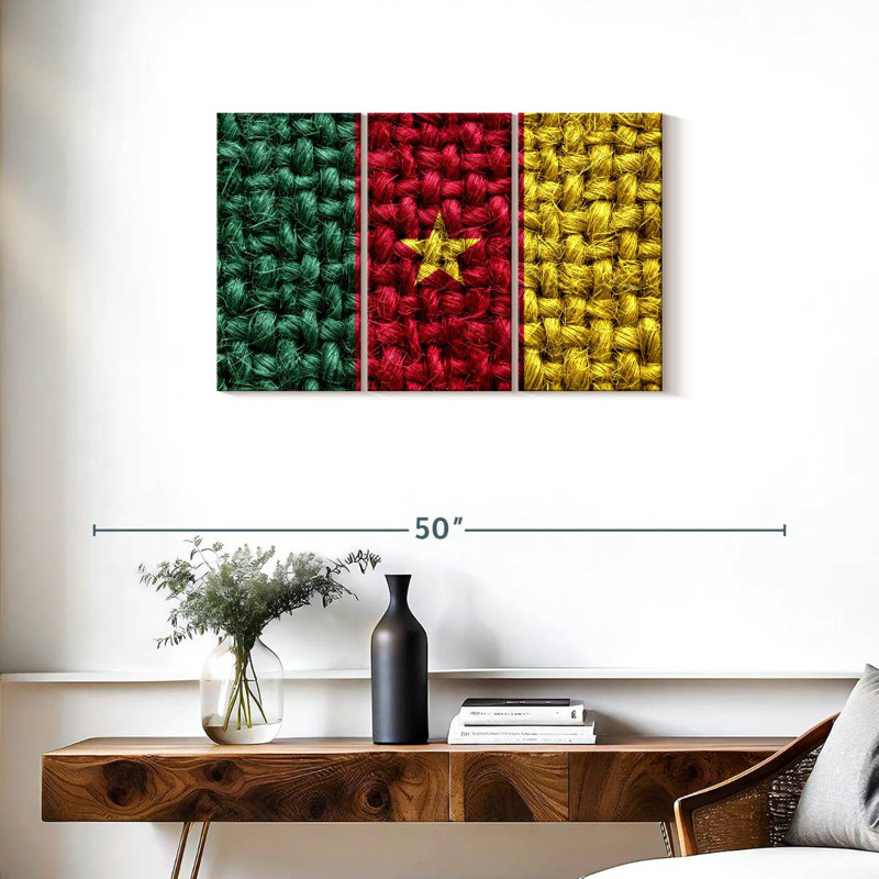Tissage de paille avec le drapeau camerounais, H 20 po x l 33 po