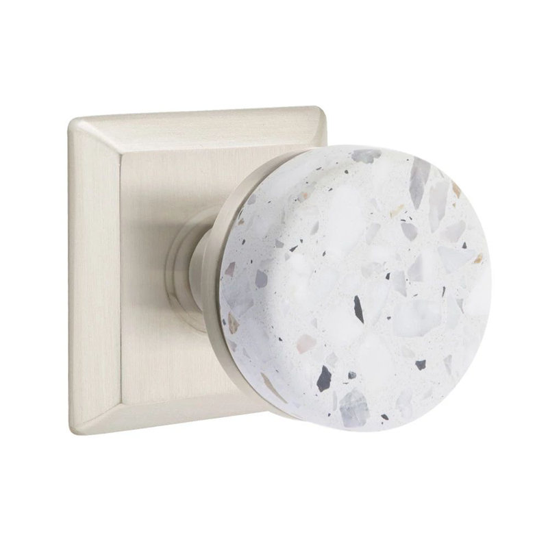 Mortaise intérieure Emtek Select Passage avec rosette Quincy et tige conique, bouton Terrazzo clair (LH), Nickel satiné