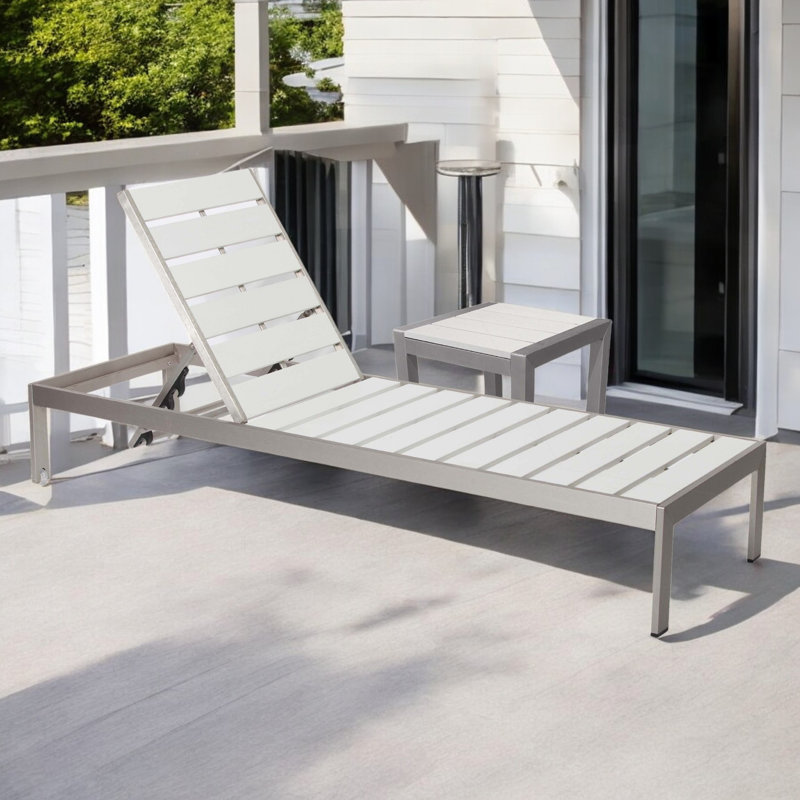 Ensemble de chaise longue inclinable 76 "avec table Aynura, Blanc brossé