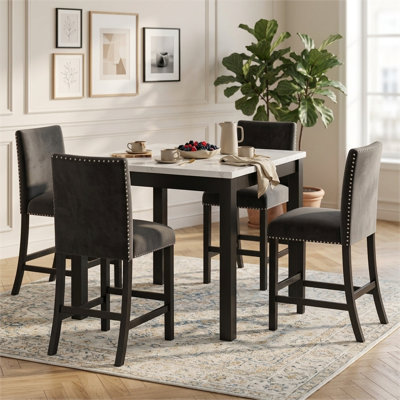 Ensemble de table de salle à manger 5 pièces à hauteur de comptoir, table carrée en faux marbre avec 4 chaises rembourrées en velours et garniture cloutée, ensemble de salle à manger moderne pour la cuisine et la salle à manger