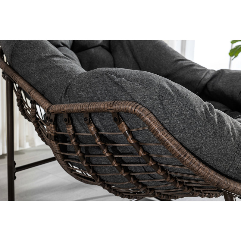 Fauteuil à bascule d'extérieur confortable gris pour la décoration de votre porche, inclinable et avec fonction salon.
