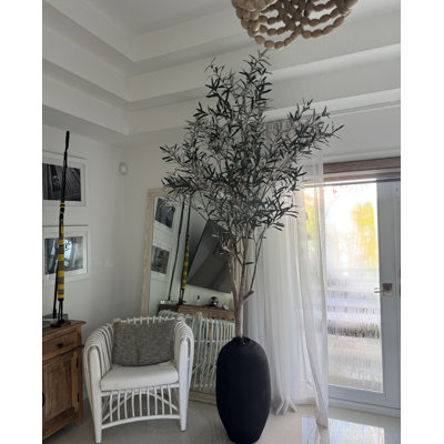 Olive artificielle dans un vase noir