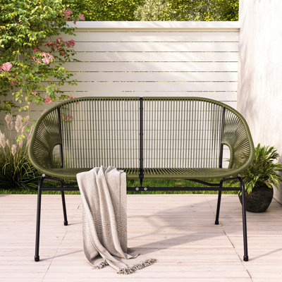 Causeuse moderne en osier d'extérieur avec motif en hamac et structure en métal durable pour un confort de patio ultime.