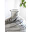 Vase artistique en céramique avec un motif en noir et blanc tourbillonnant, idéal pour une présentation florale et un décor moderne.