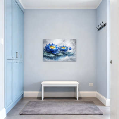 Plantes et fleurs de lotus bleu sur la surface de l'eau
