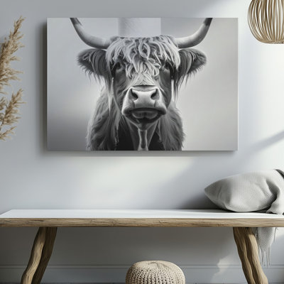 Toile, art mural noir et blanc monochromatique représentant une vache des Highlands coiffée d'un chapeau en papier blanc de qualité supérieure, prête à être accrochée