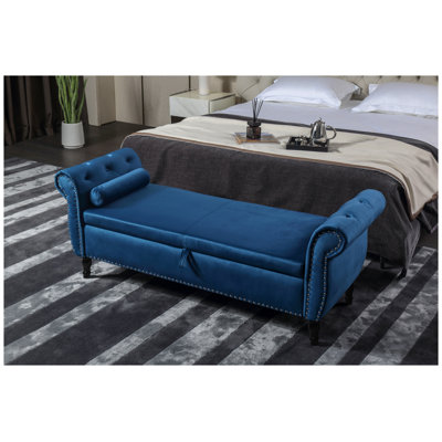 Banc de rangement Aijia 63 po en velours avec assise capitonnée, garniture cloutée et pieds en bois massif - Bleu