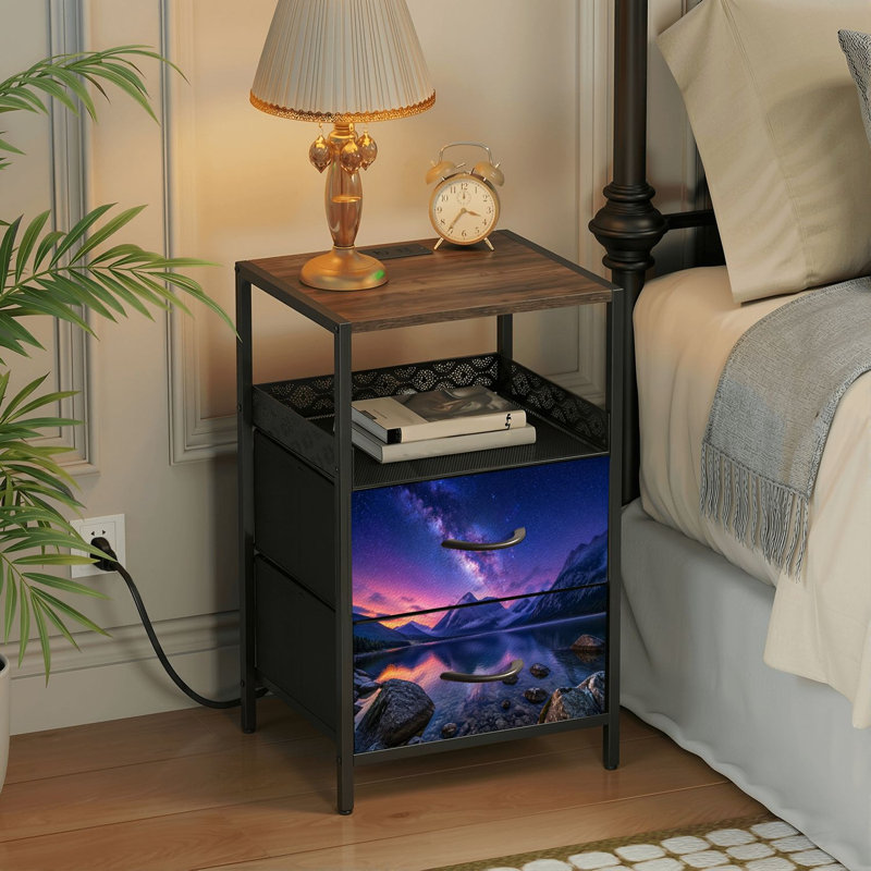Table de chevet 2 tiroirs avec station de charge, table de chevet pour chambre avec ports USB et amp; Outlets, tablette ouverte noire, table de chevet avec majestueux reflet de montagne sous un ciel étoilé