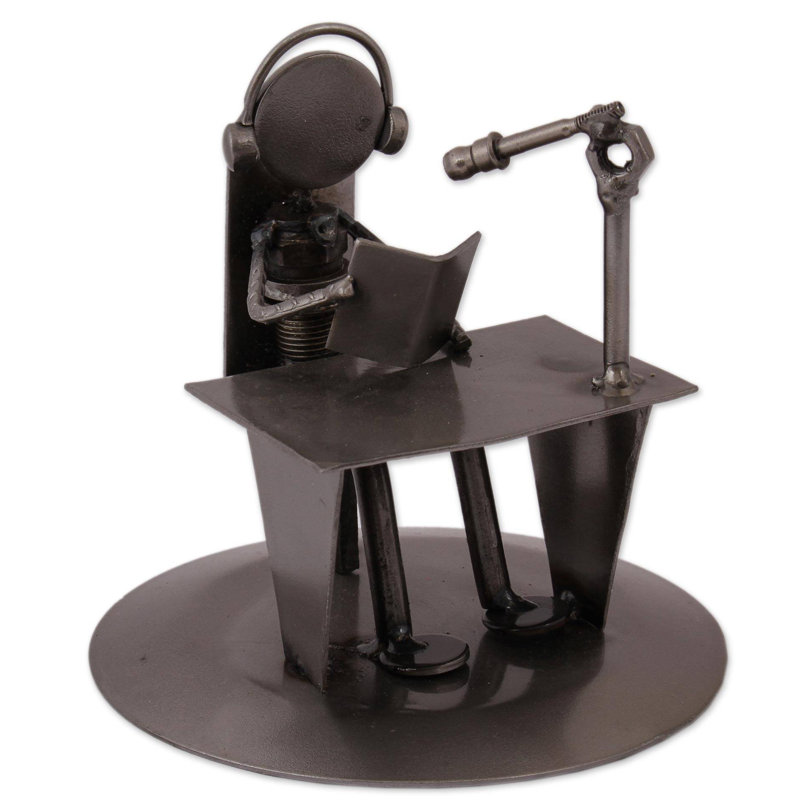 Sculpture en métal recyclé Broadcaster