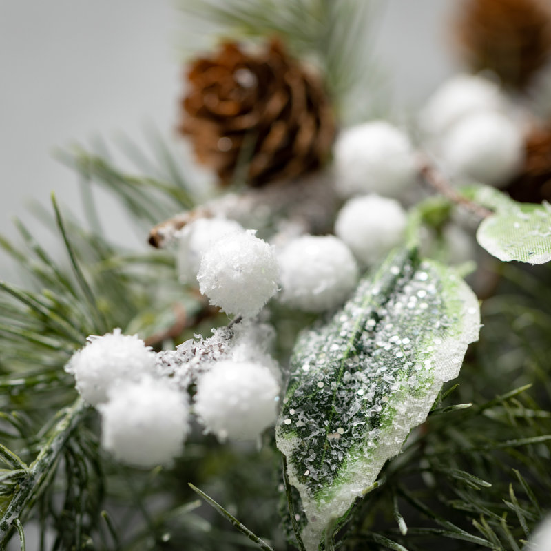 Couronne de pin artificielle et baies