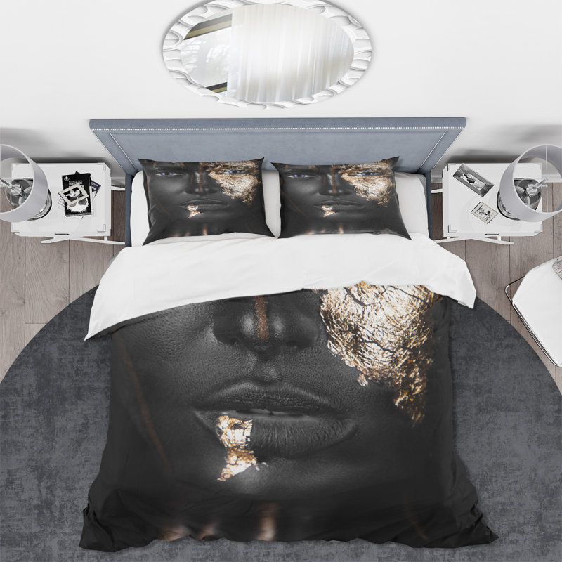 Portrait d'une fille afro-américaine avec maquillage doré - ensemble de housse de couette moderne - microfibre de polyester