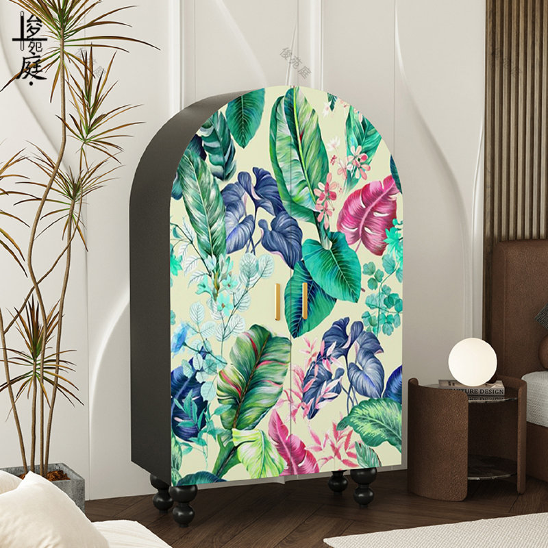Armoire arquée avec tablettes et portes