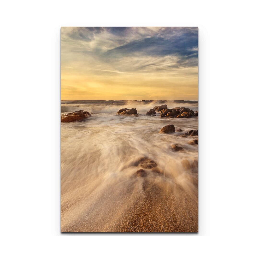 Leinwandbild Steiniger Strand im Sonnenschein