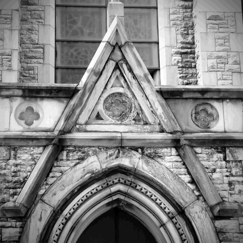 Photographie de porte d'église en niveaux de gris, H 20 po x l 20 po