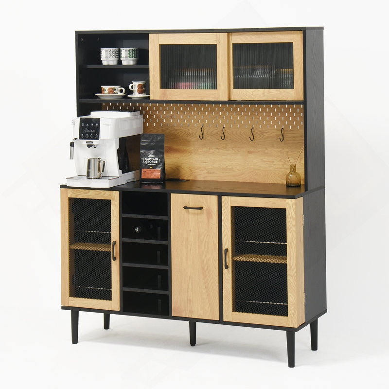 Garde-manger avec tablettes et portes