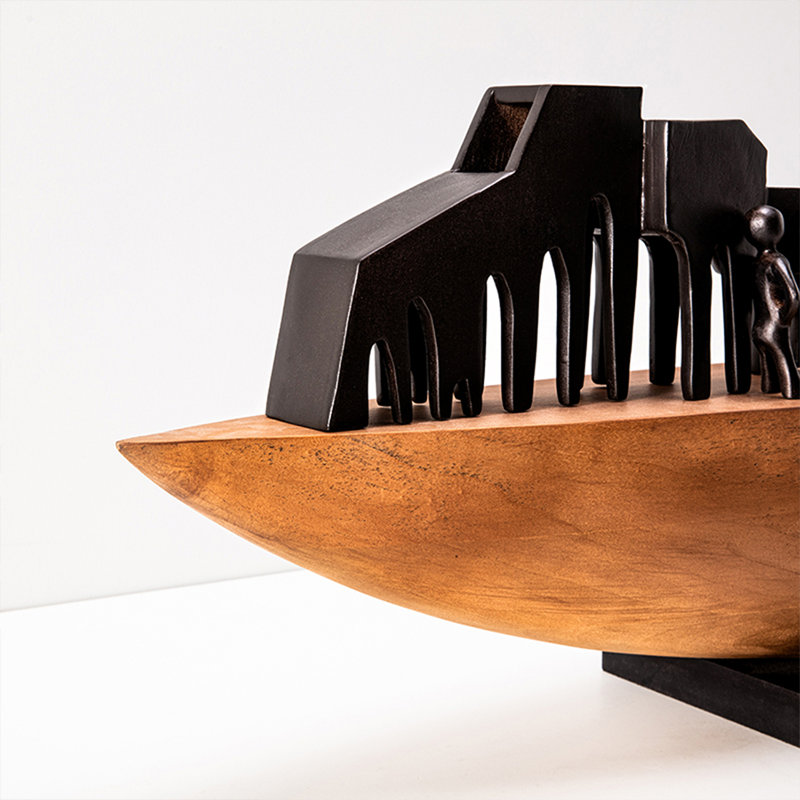 Objet décoratif en bois massif brun et noir