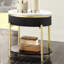 Table de bout glamour en faux marbre blanc avec détails en noyer foncé et tablette ouverte