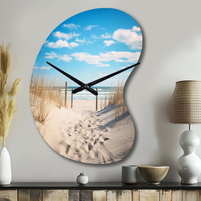 Bath To The Ocean I - horloge asymétrique en métal sable de plage, impression d'horloge en métal de forme unique beige, Petit