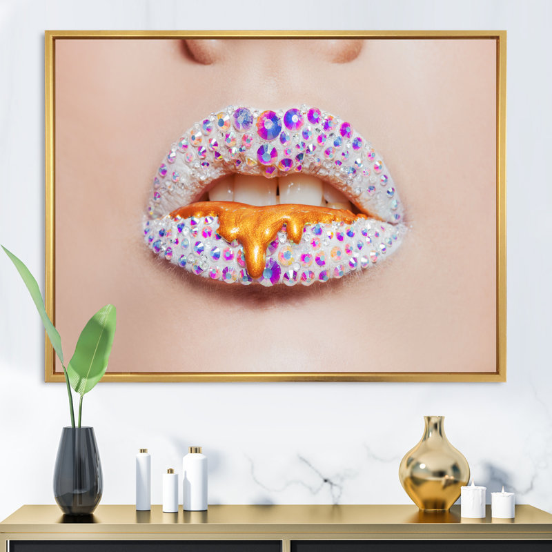 Lèvres brillantes couvertes de strass et de taches - Photographie sur toile, H 24 po x l 32 po x P 1 po, Toile encadrée d'or