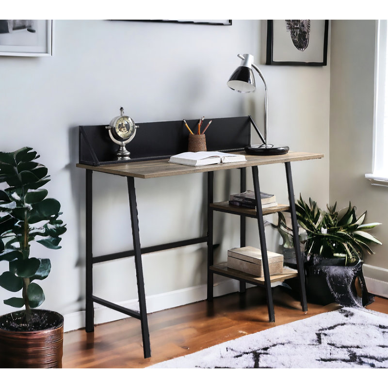 Bureau rustique en chêne avec piètement en métal et tablettes de rangement pour le travail