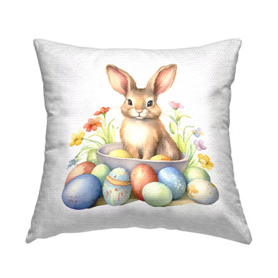 Coussin décoratif imprimé "Lapin de Pâques et œufs" par Andrea Haase