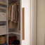 Garde-robe de coin à 2 portes avec tringle suspendue et 6 tablettes intérieures, rangement pour garde-robe de chambre à coucher peu encombrant