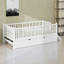 Lit plateforme en bois avec garde-corps et lit gigogne-348429107