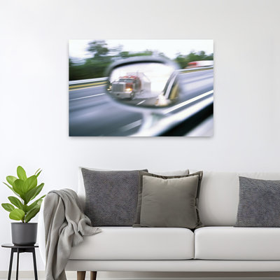 Art mural contemporain, reflet d'un camion dans le miroir latéral d'un véhicule