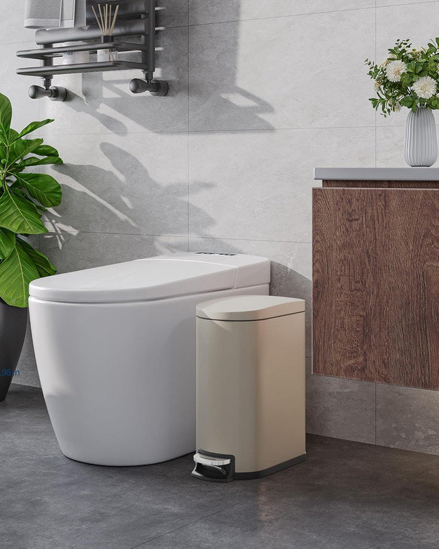 Poubelle de salle de bain en métal 2,6 gallons avec couvercle, poubelle à pédale mince avec fermeture en douceur et seau intérieur