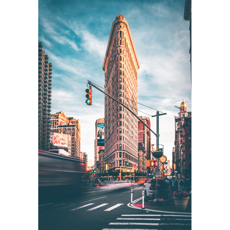 Flatiron Building, New York City, circulation, vue de la rue, dramatique, H 26 po x l 50 po x P 1,5 po