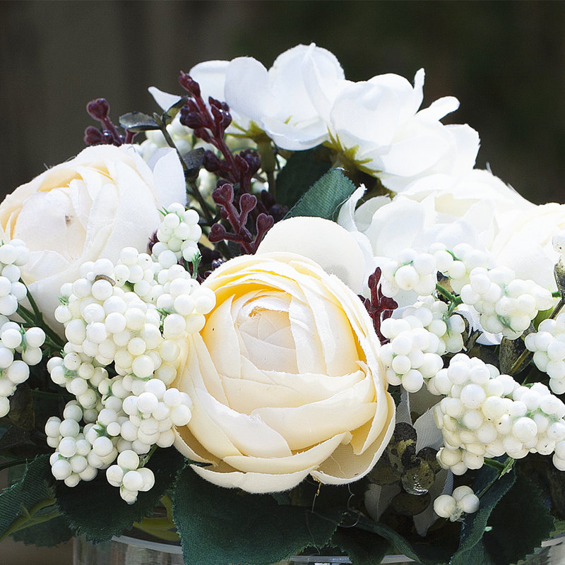 Renoncule artificiel dans un vase en verre, Beige