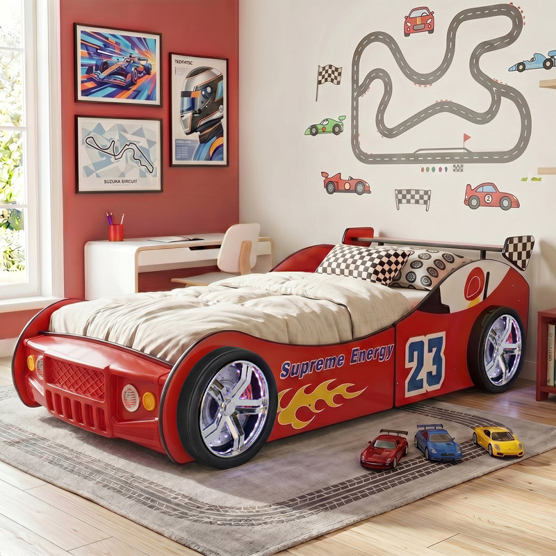 Lit Annjeanette pour enfant, en forme de voiture de course, avec roues lumineuses DEL, tête de lit rouge en forme de voiture et cadre de lit en bois.