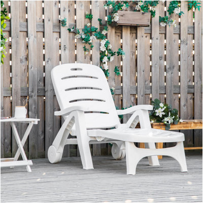 Chaise longue d'extérieur Outsunny, chaise longue à dossier réglable à 5 niveaux avec roulettes, chaise de bronzage pliante pour piscine, plage, patio, jardin, blanc