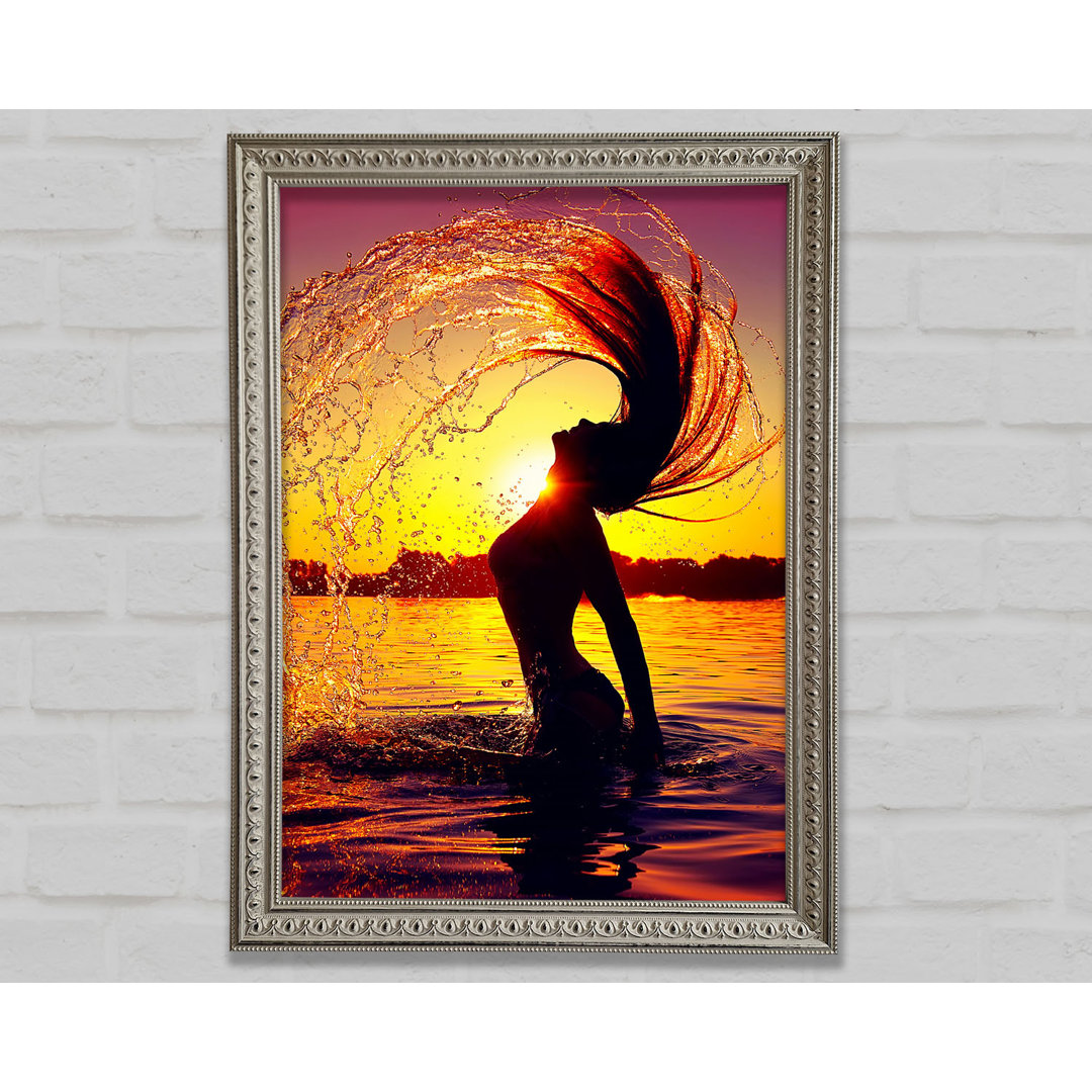 Sunset Woman Ocean Splash Gerahmter Druck Wandkunst