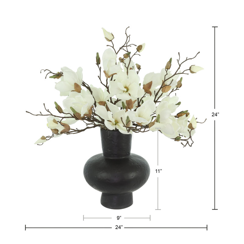 Magnolias disposés dans un pot en céramique
