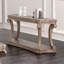 Élégante table de canapé de style transitionnel avec grande tablette ouverte, pieds à volutes et moulures dentelées au fini chêne vieilli