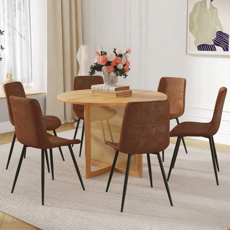 Ensemble de table et de chaises.Une table de salle à manger ronde en bois d'hévéa de 42 pouces de diamètre.Chaises confortables en tissu avec conception à coussins arrondis.