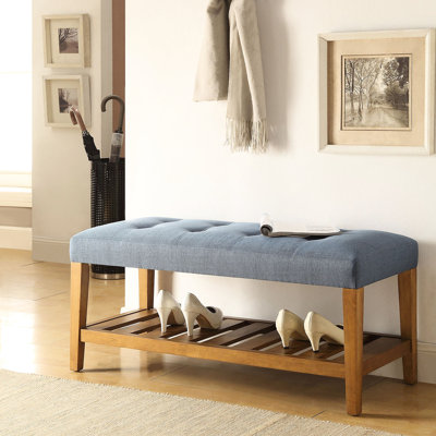 Banc en tissu bleu avec plateau en bois de chêne massif et espace fonctionnel élégant