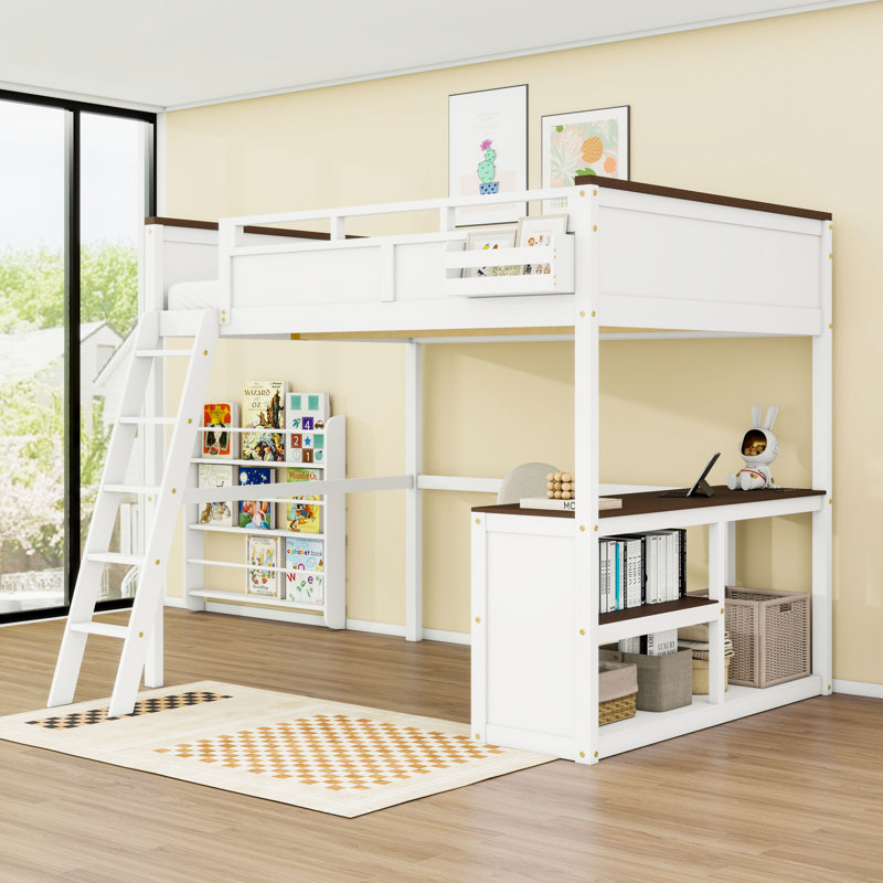Grand lit mezzanine avec bureau, tablettes de rangement et garde-corps de sécurité